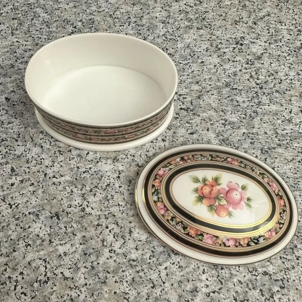 Wedgwood Clio 1992 Bone China‎ Oval Trinket Box w/ Lid Floral Accent Vintage